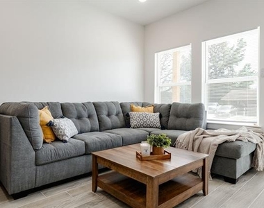 709 Fuller - Photo Thumbnail 5