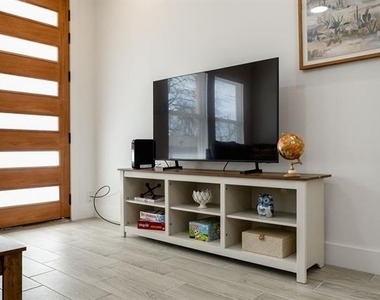 709 Fuller - Photo Thumbnail 6