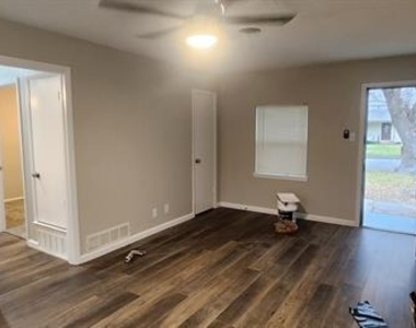 1227 Westmoreland Drive - Photo Thumbnail 3