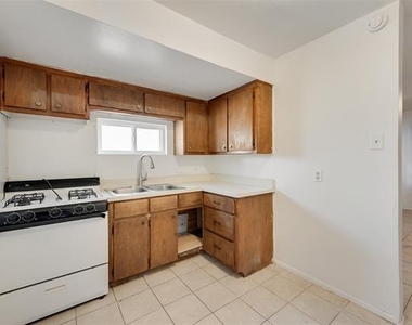506 N Elm Street - Photo Thumbnail 8
