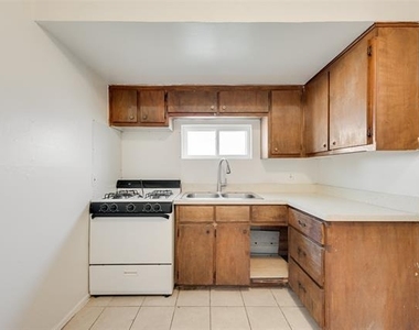 506 N Elm Street - Photo Thumbnail 7