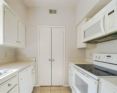 3550 Country Square Drive - Photo Thumbnail 18