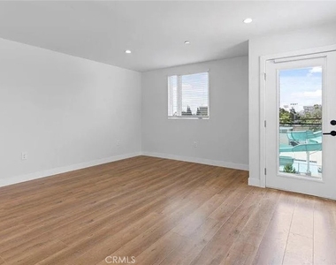 6419 1/2 Lexington Avenue - Photo Thumbnail 13