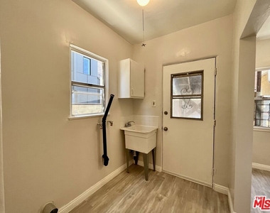 1807 S Redondo Boulevard - Photo Thumbnail 16