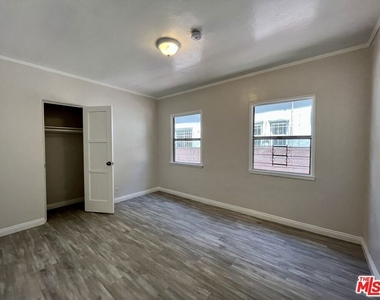 1807 S Redondo Boulevard - Photo Thumbnail 11