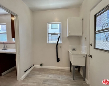 1807 S Redondo Boulevard - Photo Thumbnail 15