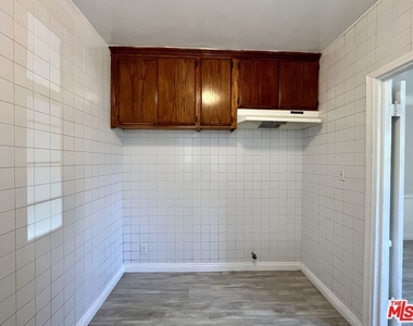 1807 S Redondo Boulevard - Photo Thumbnail 4