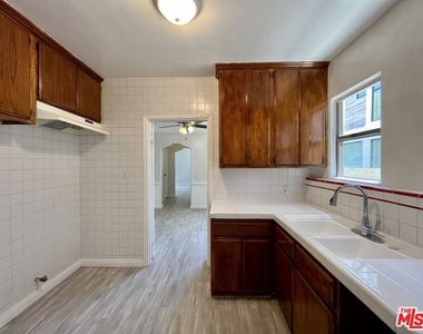 1807 S Redondo Boulevard - Photo Thumbnail 3