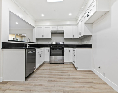 330 E Dryden Street - Photo Thumbnail 6