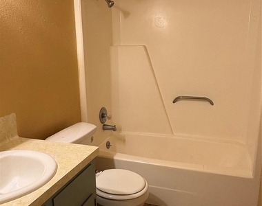 405 Oak Street - Photo Thumbnail 8