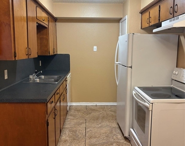 405 Oak Street - Photo Thumbnail 2