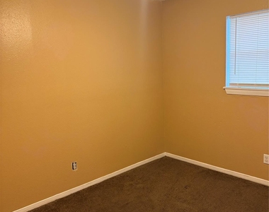405 Oak Street - Photo Thumbnail 7