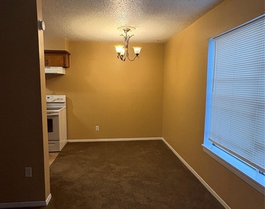 405 Oak Street - Photo Thumbnail 3