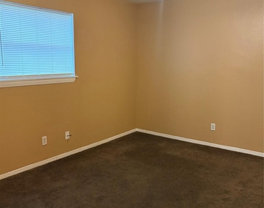 405 Oak Street - Photo Thumbnail 6