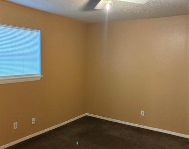 405 Oak Street - Photo Thumbnail 5