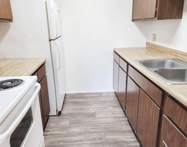 800 E Smith Street - Photo Thumbnail 10