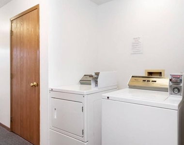 1127 S Linn Street - Photo Thumbnail 9