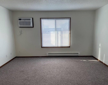 1127 S Linn Street - Photo Thumbnail 6