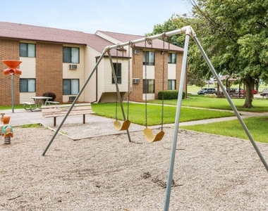 1127 S Linn Street - Photo Thumbnail 3