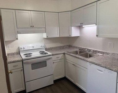 1127 S Linn Street - Photo Thumbnail 8