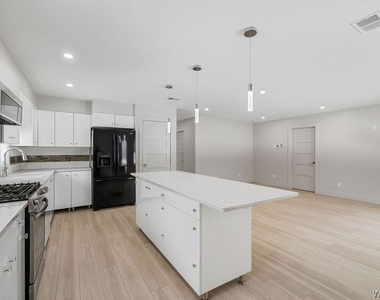 855 Madison Drive - Photo Thumbnail 2