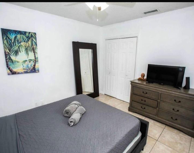 2456 Sw 54th Street - Photo Thumbnail 6