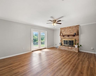 2402 Woodlawn Drive - Photo Thumbnail 4