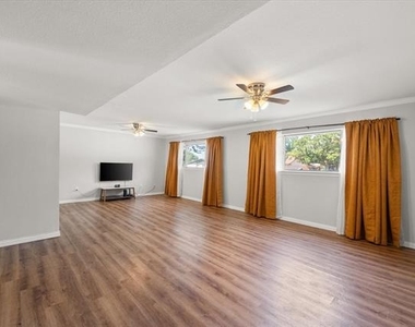 2402 Woodlawn Drive - Photo Thumbnail 8