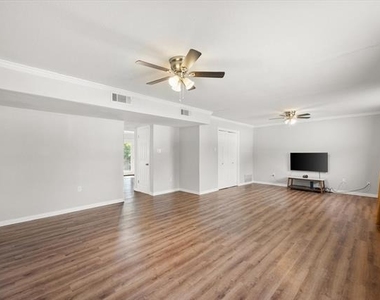 2402 Woodlawn Drive - Photo Thumbnail 7