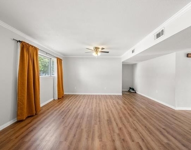 2402 Woodlawn Drive - Photo Thumbnail 6