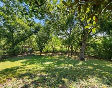 2402 Woodlawn Drive - Photo Thumbnail 15