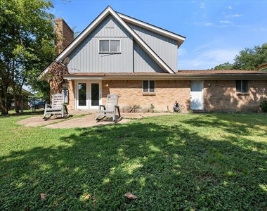 2402 Woodlawn Drive - Photo Thumbnail 16