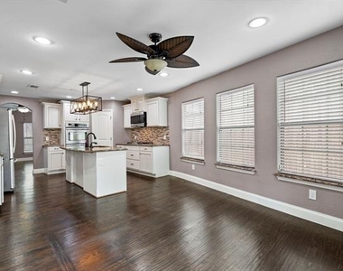 8406 Lakemont Drive - Photo Thumbnail 9