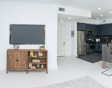 415 S Le Doux Road - Photo Thumbnail 5