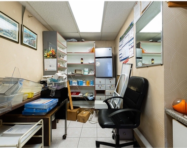 207 Ocean Pkwy - Photo Thumbnail 2