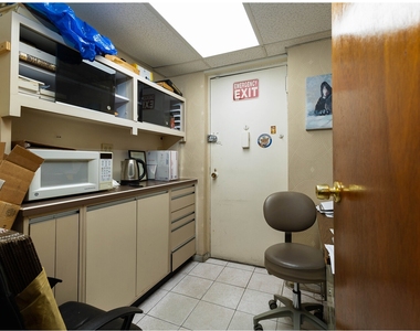 207 Ocean Pkwy - Photo Thumbnail 3