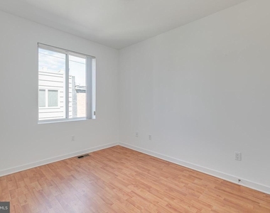 220 W George Street - Photo Thumbnail 32
