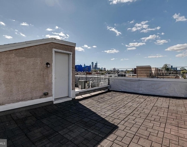 220 W George Street - Photo Thumbnail 6