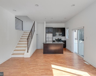 220 W George Street - Photo Thumbnail 7