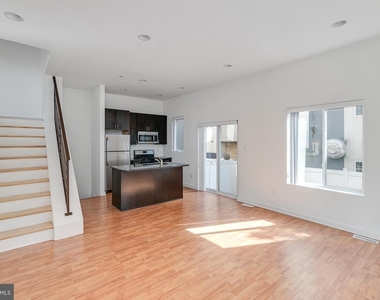 220 W George Street - Photo Thumbnail 8