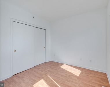 220 W George Street - Photo Thumbnail 27