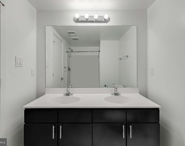 220 W George Street - Photo Thumbnail 18