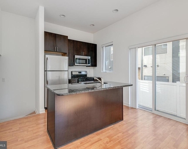 220 W George Street - Photo Thumbnail 12