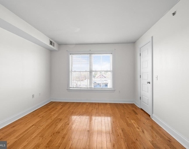 711 Windsor Street - Photo Thumbnail 10