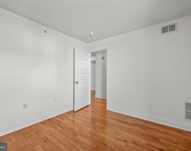 711 Windsor Street - Photo Thumbnail 8
