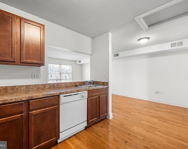 711 Windsor Street - Photo Thumbnail 6