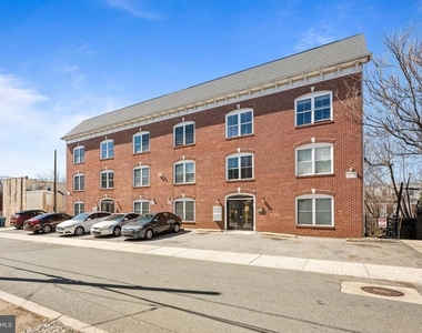 711 Windsor Street - Photo Thumbnail 2