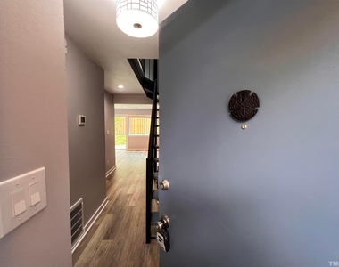 220 Elizabeth Street - Photo Thumbnail 5