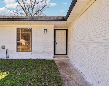 1307 Saddle Rock Drive - Photo Thumbnail 9