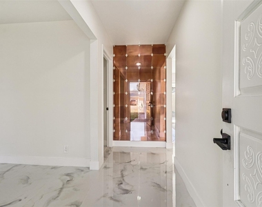 1307 Saddle Rock Drive - Photo Thumbnail 10